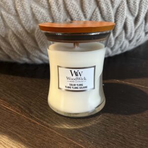 Kaars Woodwick Medium Solar Ylang Kaarsen